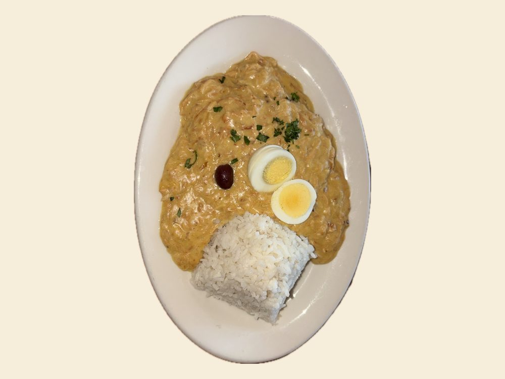 Ají de gallina with rice, egg and olive